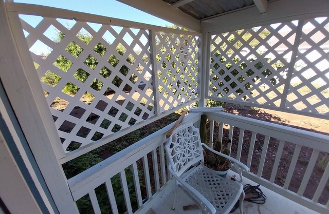 Lil' Cowboy Casita! Charming cottage in brilliant Benson with AC, WiFi & more!