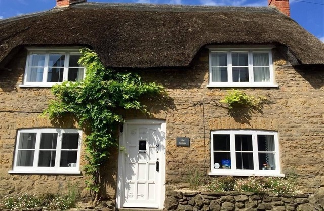 LILAC COTTAGE, pet friendly, with a garden in Burton Bradstock