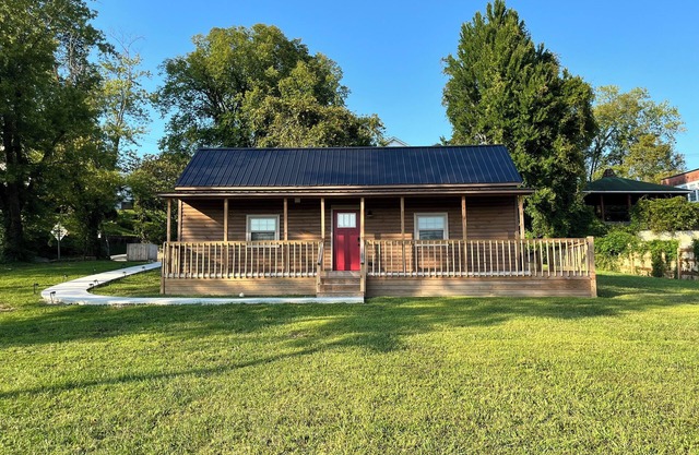 Lillie's Pad -Cozy 2-bedroom cabin- 20 miles from Natural Bridge in Beattyville.