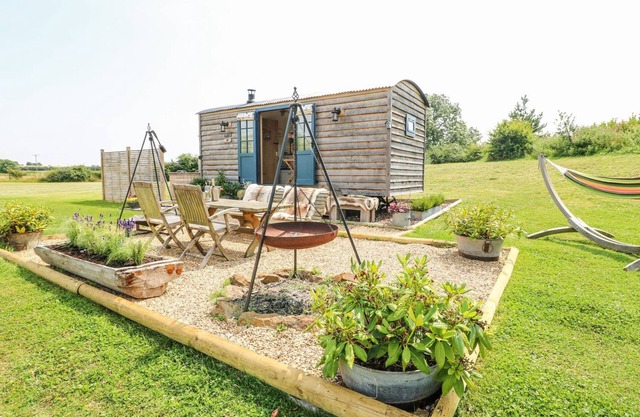 LILLIE'S SHEPHERDS HUT AT SHEPHERDS LODGE RETREAT AND WELLNESS in Redmile