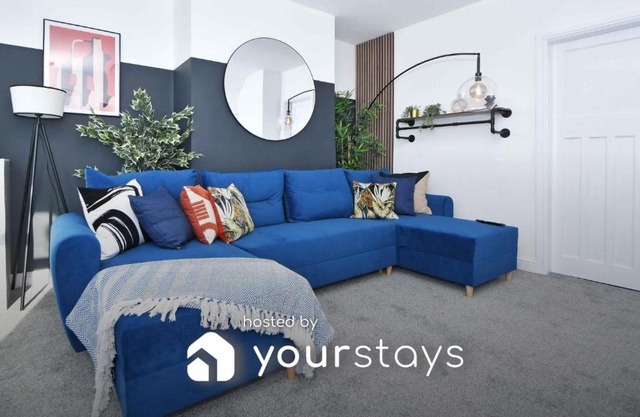 Lily House by YourStays - Cosy 3 Bedroom House in Crewe