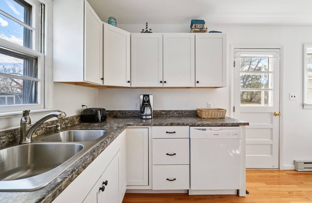 Lily Pad on Chincoteague Island - Lighthouse Views and Pet Friendly!
