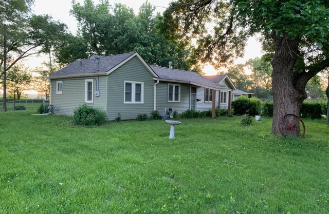 Lily's Cozy Cottage, a quiet corner to unwind, and 20 minutes to everything.
