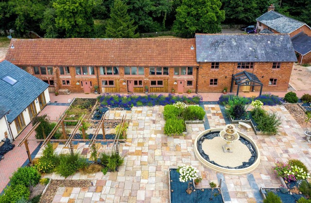 LIME COTTAGE, family friendly, with a garden in Aylesbeare