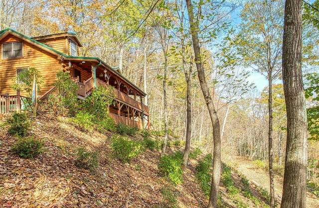 Linda's Haven is a gorgeous log home, sleeps 8, WiFi, Roku, central heat/AC, hot tub mountain vie.