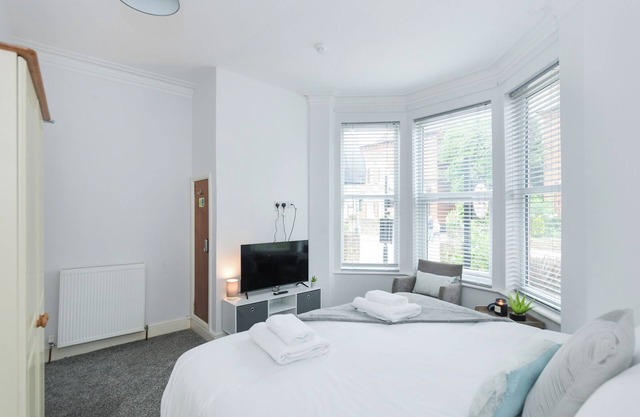 Linden Grove 1 - Fresh and Modern 1 Bed apartment