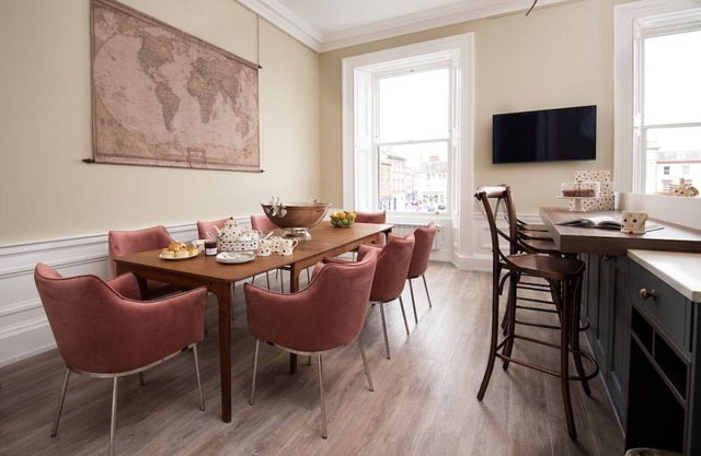 LINEN HOUSE - A sophisticated Grade II listed townhouse apartment