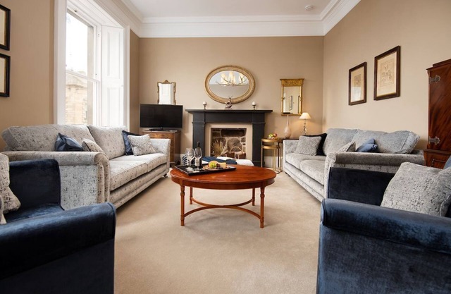 LINEN HOUSE & THE SCOTT APARTMENT - townhouse apartment in Kelso
