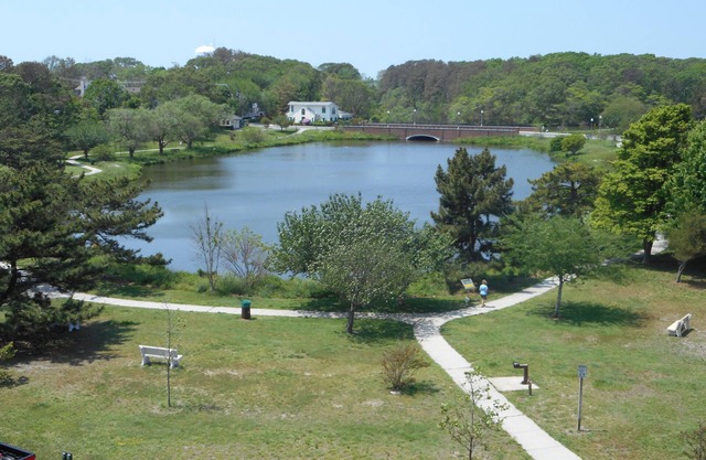 LINENS & DAILY ACTIVITIES INCLUDED*! OCEANFRONT/BOARDWALK BUILDING W/ROOFTOP POOL Enjoy this comfortable, spacious, nicely renovated and well maintained 2 bdm/2ba unit with excellent views of Lake Gerar and the town of Rehoboth