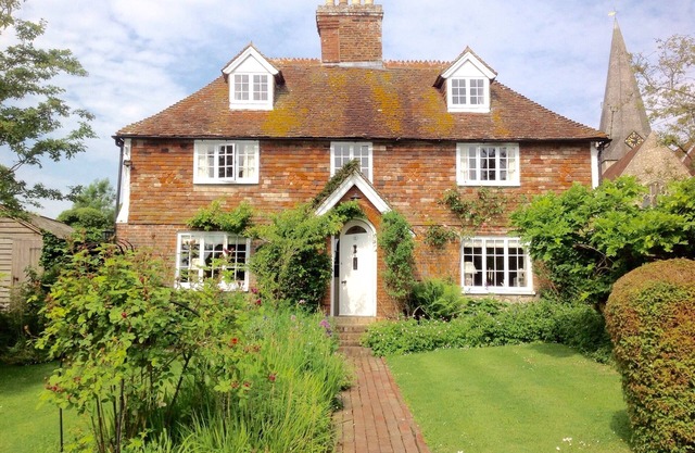 Listed 17th Century Cottage in a pretty Kent Village - 20 mins to Rye and Coast.