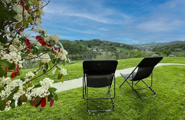 Listed gîte, tastefully decorated, sunny, panoramic view of the countryside