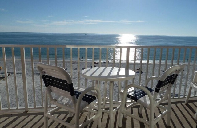 Listen to the Waves - Direct Gulf Front - WiFi, Parking Included