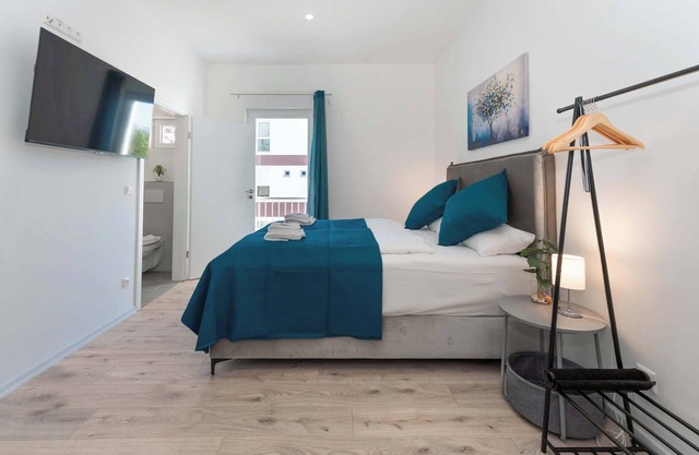 LiT LiVING: Luxus | Box SprIng | Kitchen | Parking