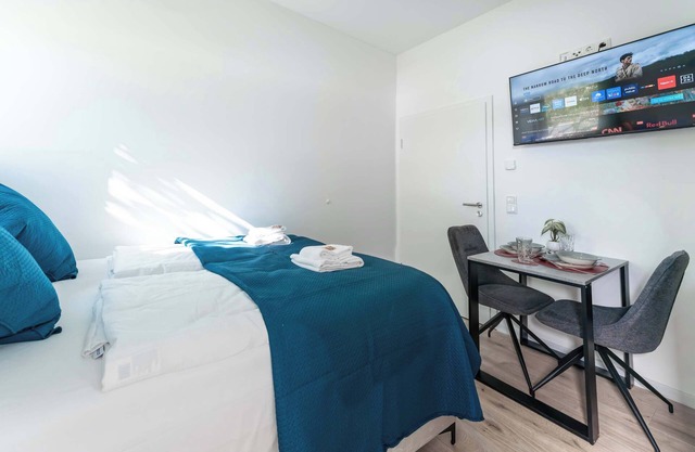 LiT LiVING: Luxus | Box SprIng | Kitchen | Parking