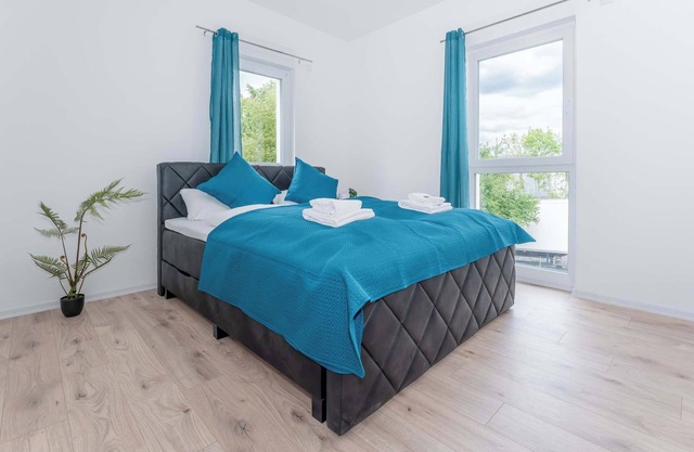 LiT LiVING: Luxus | Box SprIng | Kitchen | Parking