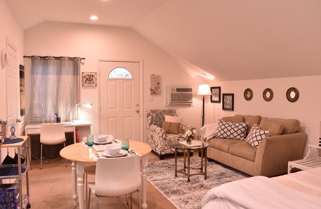 Lite & Airy Sherman Oaks Studio w/garden, close to Universal Studios.
