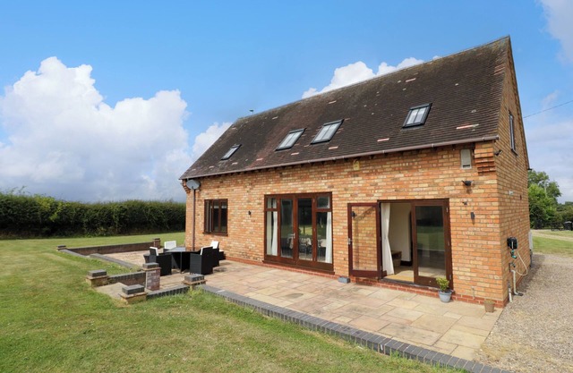LITTLE ACRE, pet friendly, with open fire in Harvington