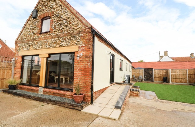 LITTLE BARN, pet friendly, with a garden in Brisley