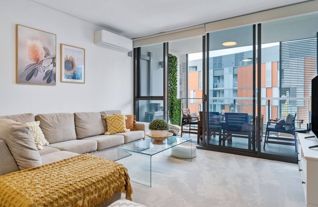 Little Bay Haven-Stylish Coastal Apartment