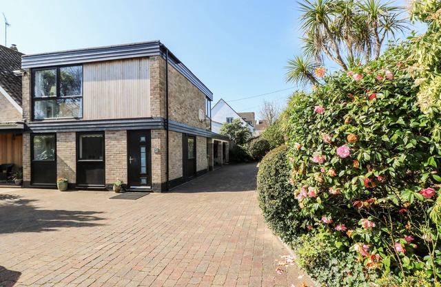 LITTLE BEACH HOUSE, romantic, with a garden in St. Austell