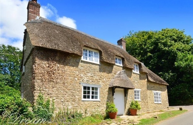 LITTLE BERWICK COTTAGE, pet friendly in Burton Bradstock