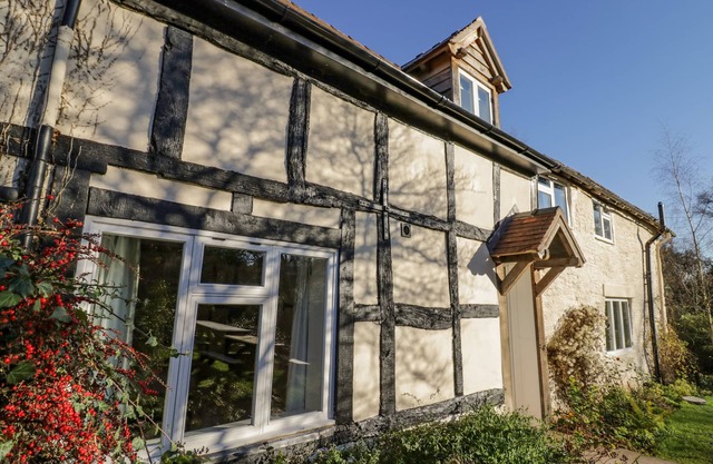 LITTLE COWARNE COURT, pet friendly, with a garden in Little Cowarne
