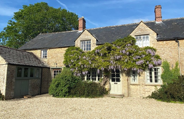 LITTLE LEMHILL FARM COTTAGE, family friendly in Lechlade-On-Thames