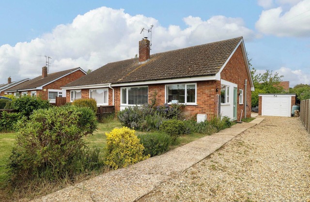 LITTLE LODGE, pet friendly, with a garden in Dersingham
