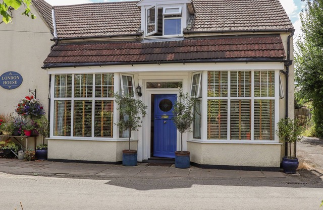 LITTLE LONDON, pet friendly, character holiday cottage in Ninfield