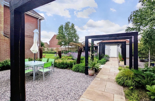 Little Maplewood, Tangmere - sleeps 2 guests in 1 bedroom