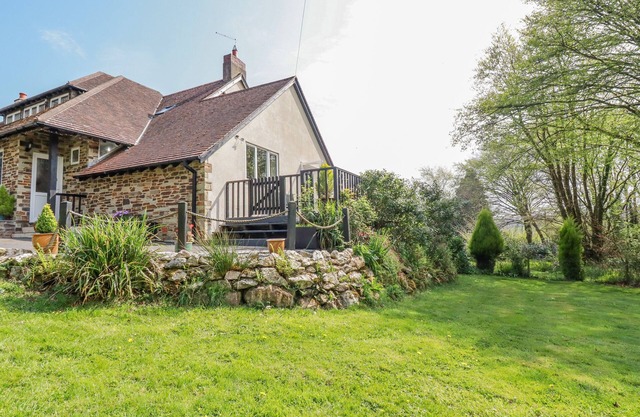 LITTLE OAKLANDS, pet friendly, with a garden in Lostwithiel