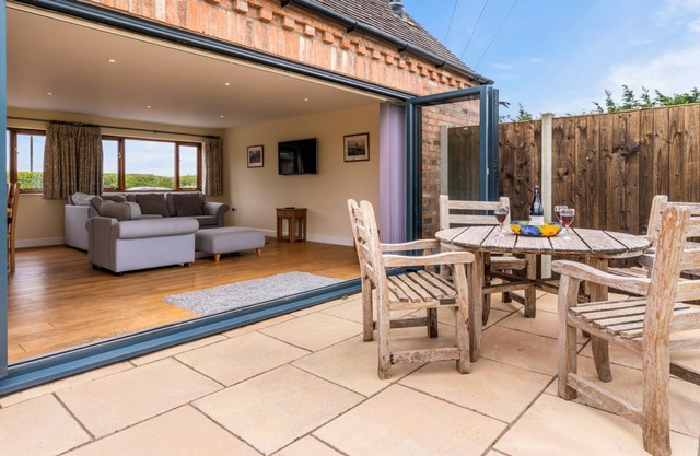 Little Owl Barn - sleeps 4 guests in 2 bedrooms