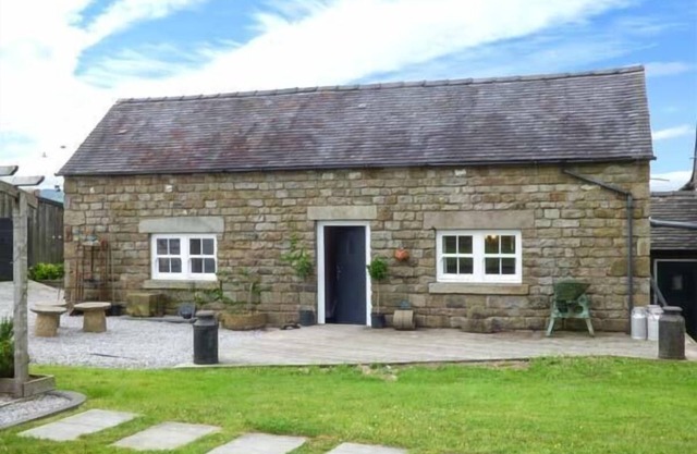 LITTLE OWL BARN, romantic, character holiday cottage in Longnor