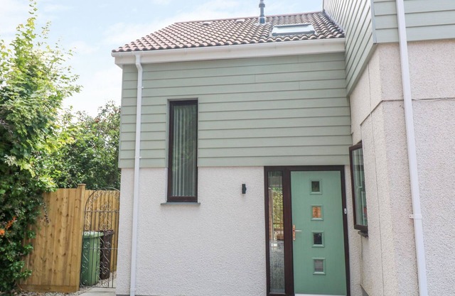 LITTLE PIPPIN, country holiday cottage, with a garden in St. Austell