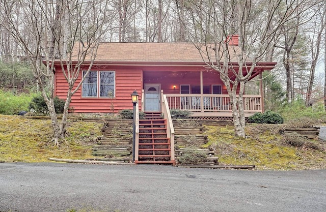Little Red House. A charming cabin in Clayton, Ga