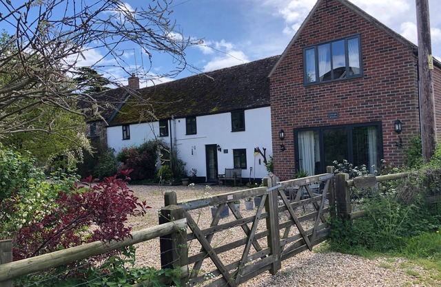 LITTLE STABLES COTTAGE, pet friendly, with open fire in Spetisbury