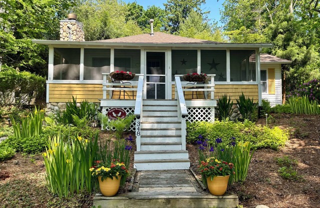 Little Stuga - Cute cozy cottage - minutes from downtown and Oval Beach!