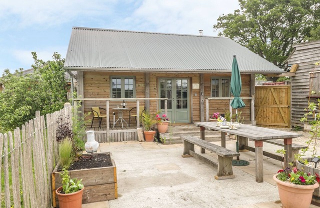 LITTLE WILLOW, pet friendly, with open fire in Child Okeford