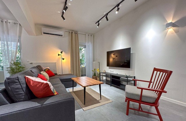 LIV - Modern Comfort Oasis in Pagrati