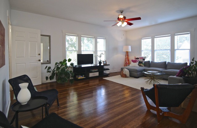 Live like a local! Bright, stylish, spacious. Location! Gated duplex w/parking