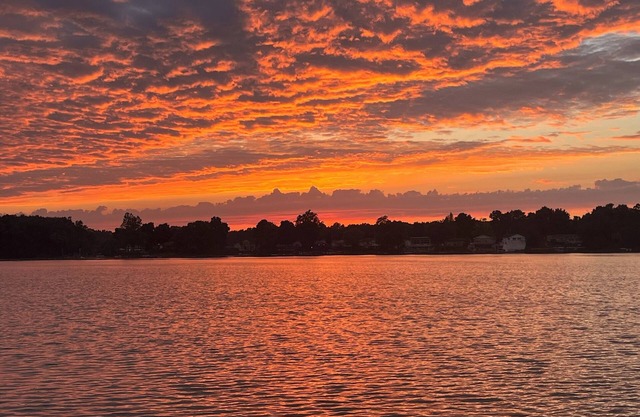 Live & Love Life on the Lake at Sunset Peak!