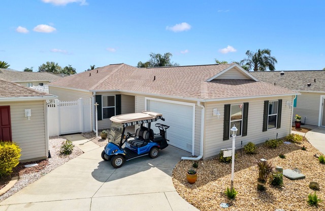 Live the Villages Life – 2BR, Golf Cart, Fenced Yard for Furry Friends