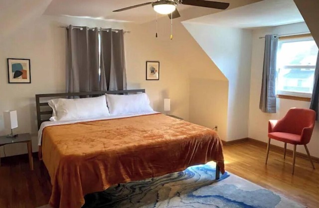 Lively Cottage 2 King Beds 4 Bed 2 Bath