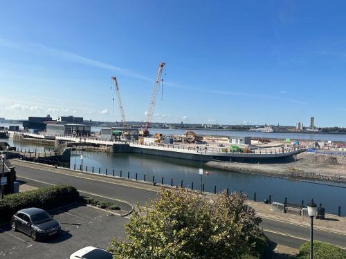 Liverpool 2 bed City, River Mersey View Apartment, sleeps 5, FREE parking