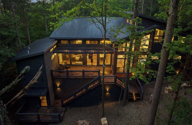 "Livin' the High Life"-Ultra Lux Cabin w/Custom Playscape-Sleeps 20