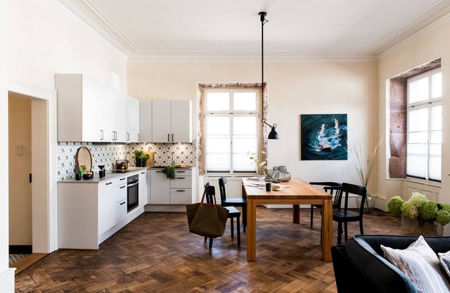 Living in the city palace, spacious 4-person apartment with wood-burning stove