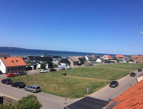 Ljus etagevåning med havsutsikt i gamla Borstahusen