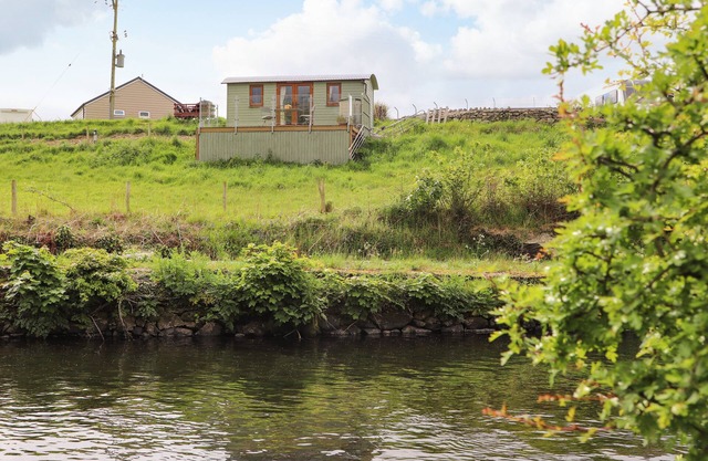 LLETY'R BUGAIL 1, pet friendly, with a garden in Llanrug