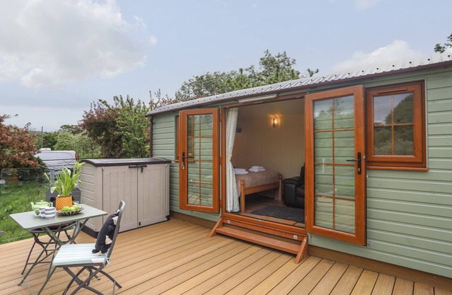 LLETY'R BUGAIL 2, pet friendly, with a garden in Llanrug