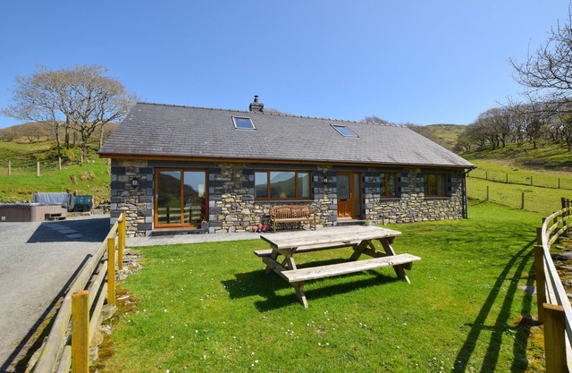 Llidiart y Llyn - Three Bedroom House, Sleeps 6